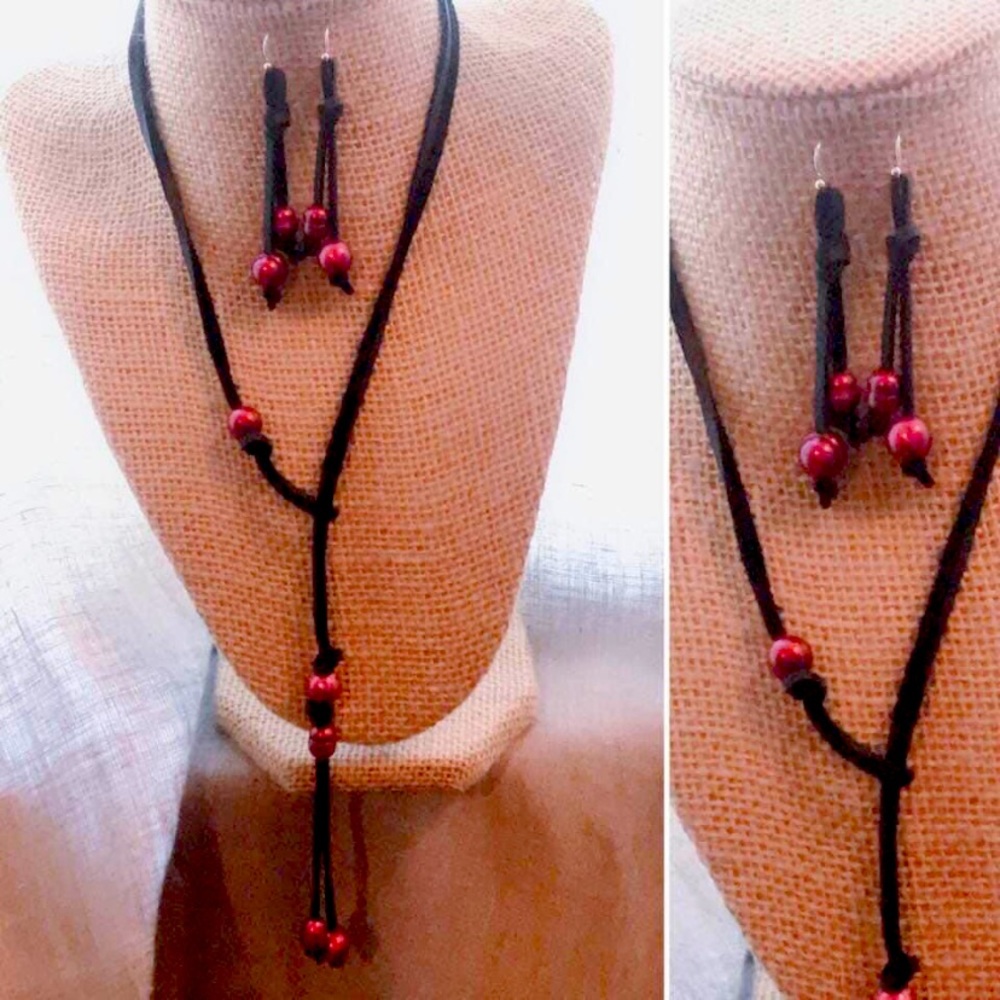 Freshwater pearl/leather necklace/earrings